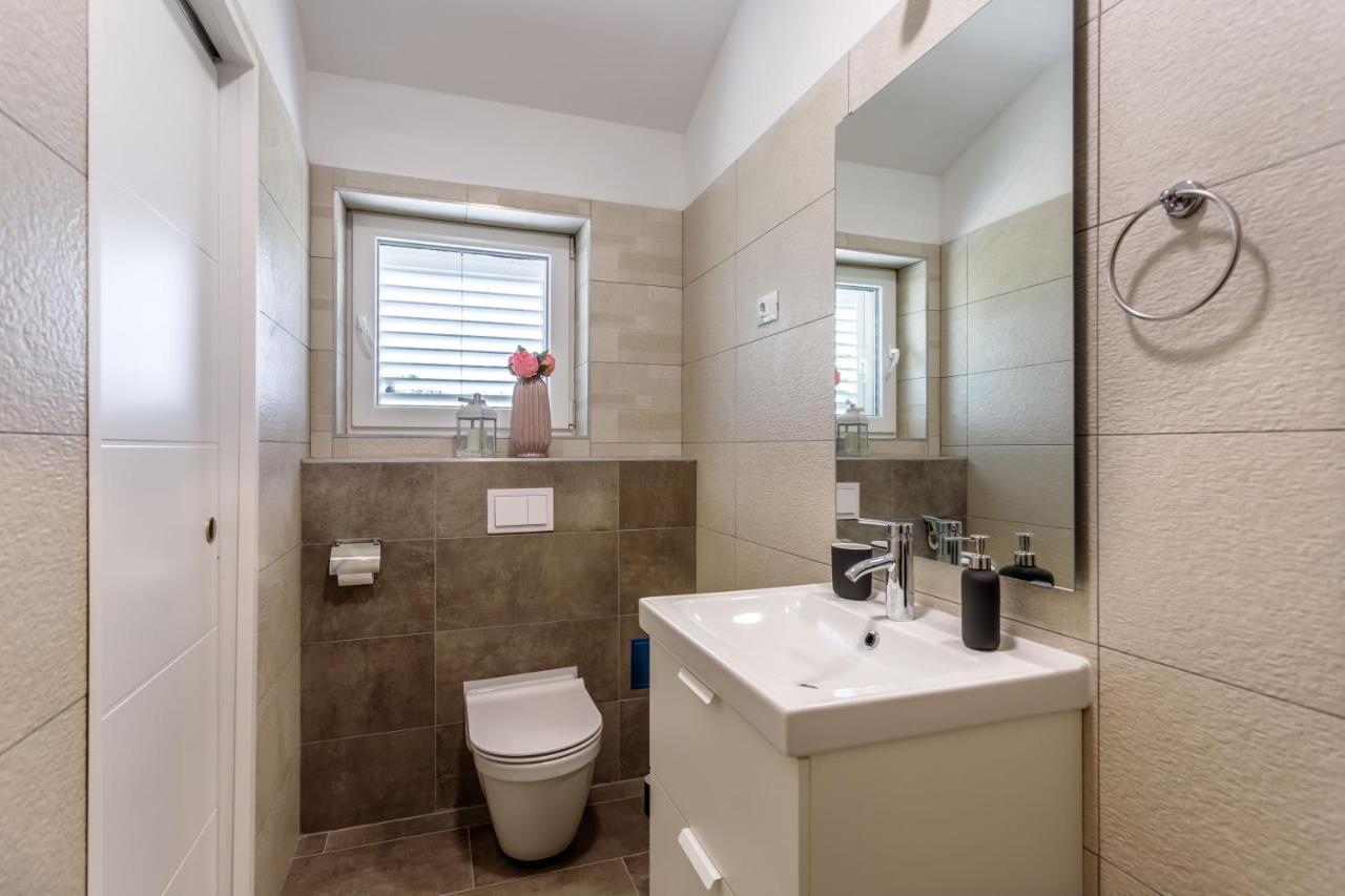 Casa Di Oliva-House With Heated Pool & Jacuzzi In Trilj, Croatia Villa Bagian luar foto