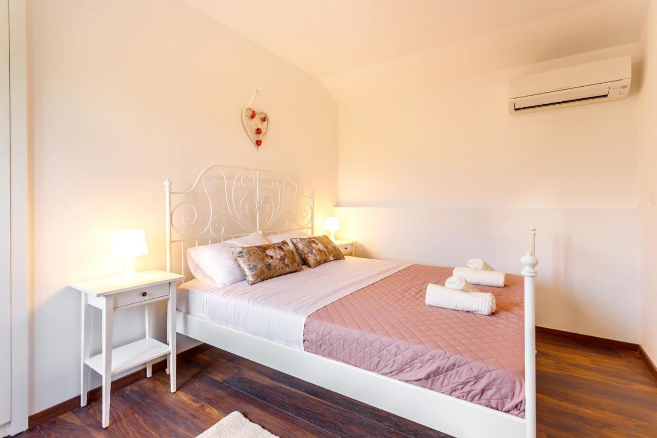 Casa Di Oliva-House With Heated Pool & Jacuzzi In Trilj, Croatia Villa Bagian luar foto