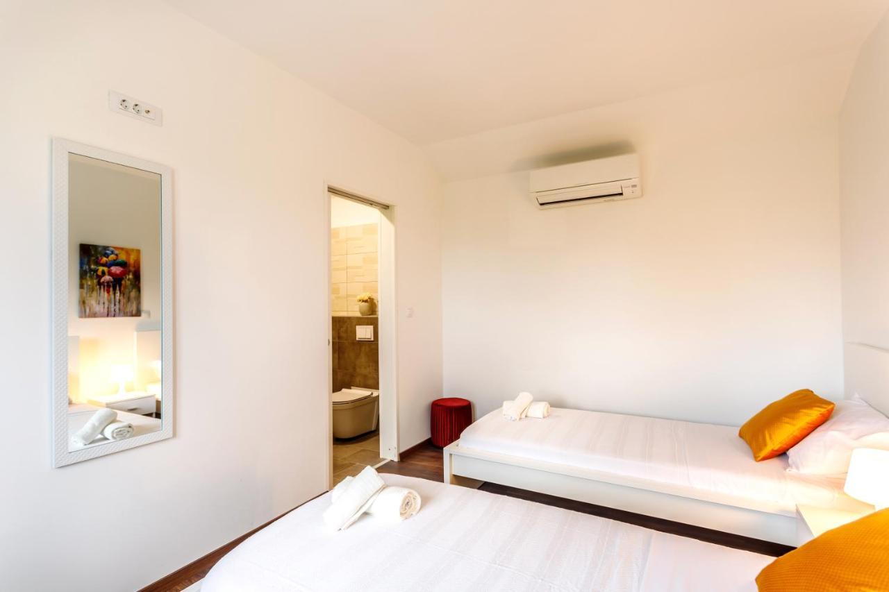 Casa Di Oliva-House With Heated Pool & Jacuzzi In Trilj, Croatia Villa Bagian luar foto